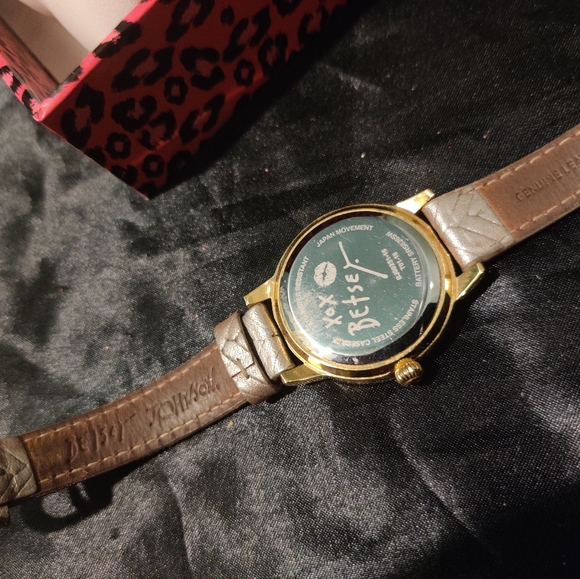 Beautiful Vintage Betsey Johnson watch with genuine leather wrist band - Picture 6 of 7